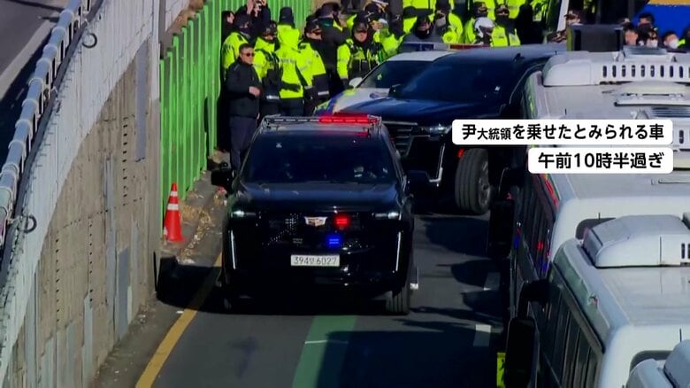 高官捜査庁へ向かう尹大統領を乗せたとみられる車