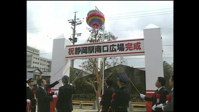 ルノワールの彫刻像は駅前の広場完成を記念して設置された（1994年3月）