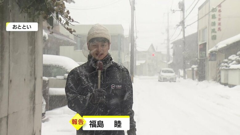 道路の両脇に積もる雪で道幅が狭く