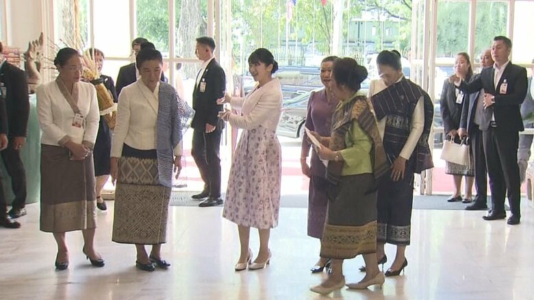 記念撮影前に側近に声をかけ、贈られた花束を手元に戻す心遣いを見せられた