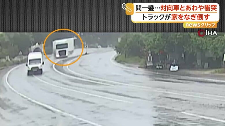 走行中のトラックがカーブで横滑りし、そのまま道路脇の家に突っ込む瞬間（トルコ南部）①