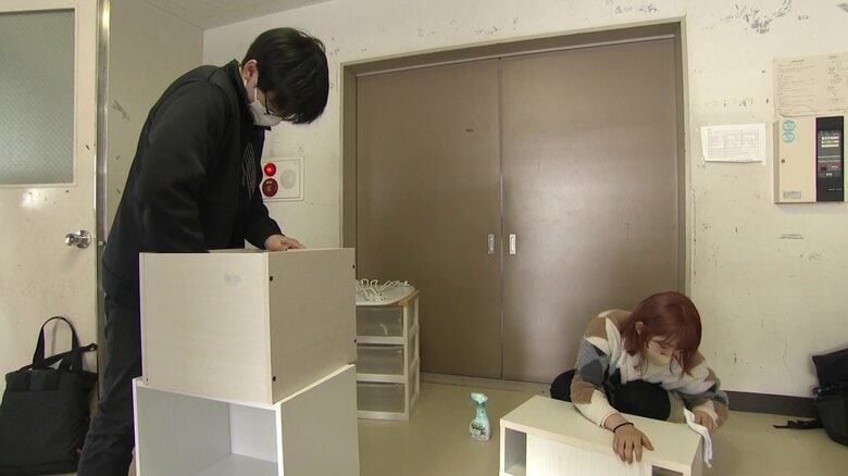 不用品の清掃をする学生たち