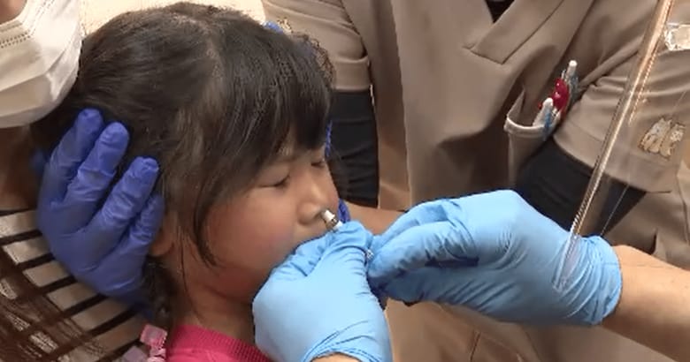 ワクチンを鼻にシュッ