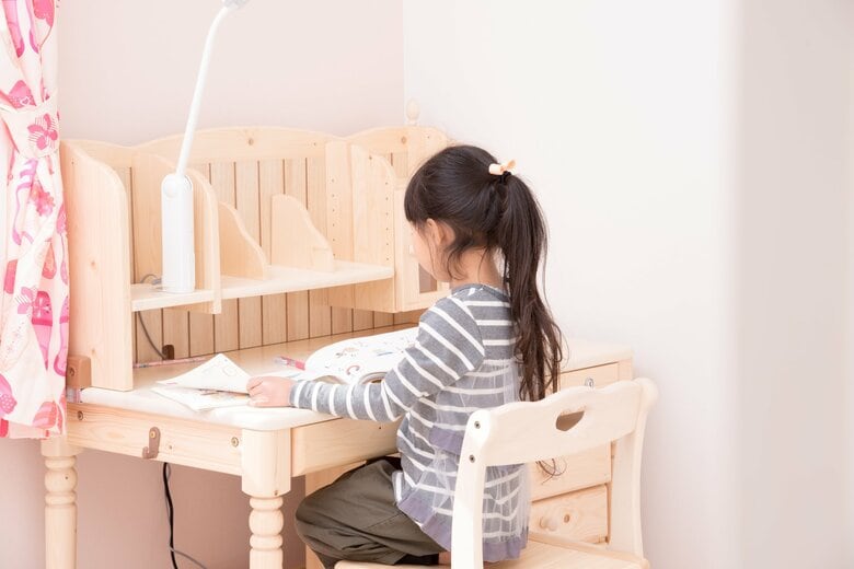 椅子の座り方や、手の置き方も大切だ（イメージ）