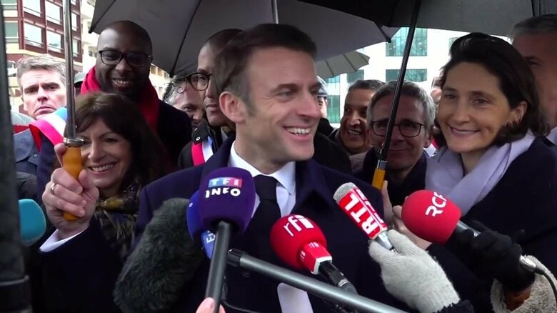 「もちろん泳ぐ」とマクロン大統領 左で笑顔をみせるのはパリ・イダルゴ市長