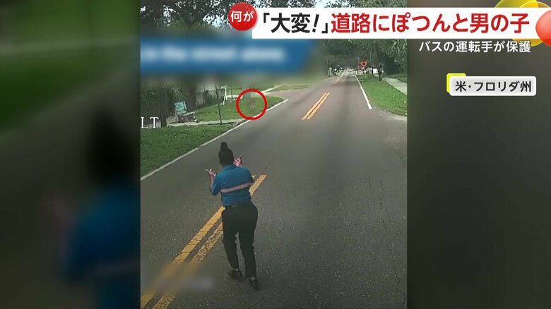道路の真ん中を1人で歩く幼い男の子