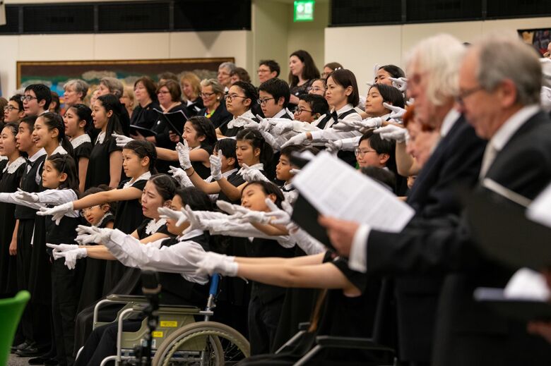 白い手袋をつけて手歌をする（写真：United Nations Vienna）