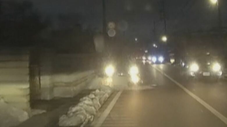 歩道に乗り上げる（視聴者提供）