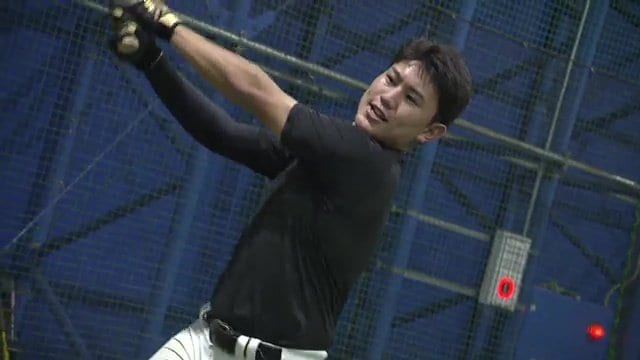バッティング練習をする大栄選手