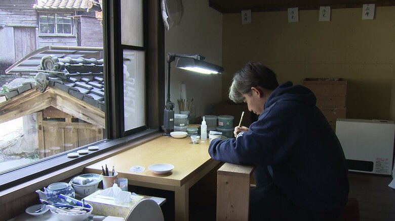 中里彰志さん（27）は三川内皿山で最年少の職人