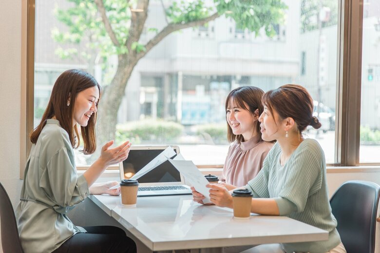 友人などに自分の話し方を見てもらい、アドバイスしてもらうのも有効（画像はイメージ）