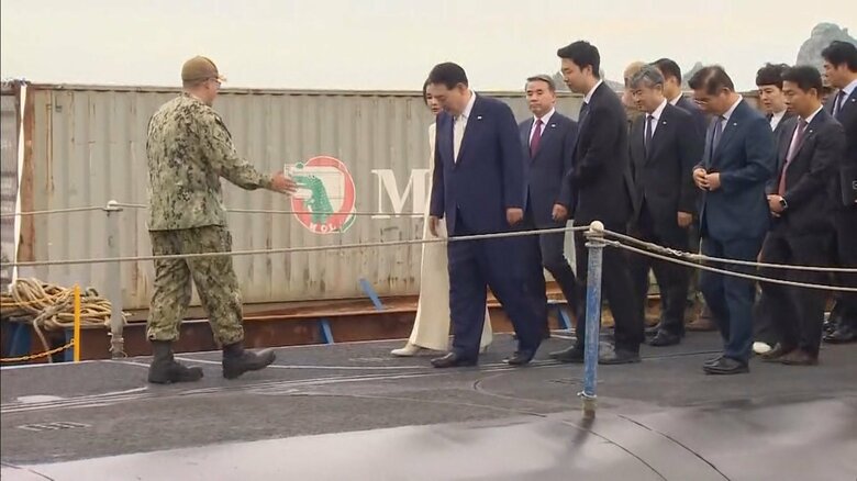 米戦略ミサイル原潜ケンタッキーの甲板を歩く尹大統領。視線の先にはトライデントⅡD5戦略核ミサイルの発射装置(2013年7月19日)