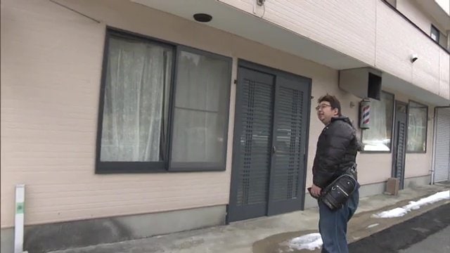 震災前に営業していた店舗を案内する渡辺さん