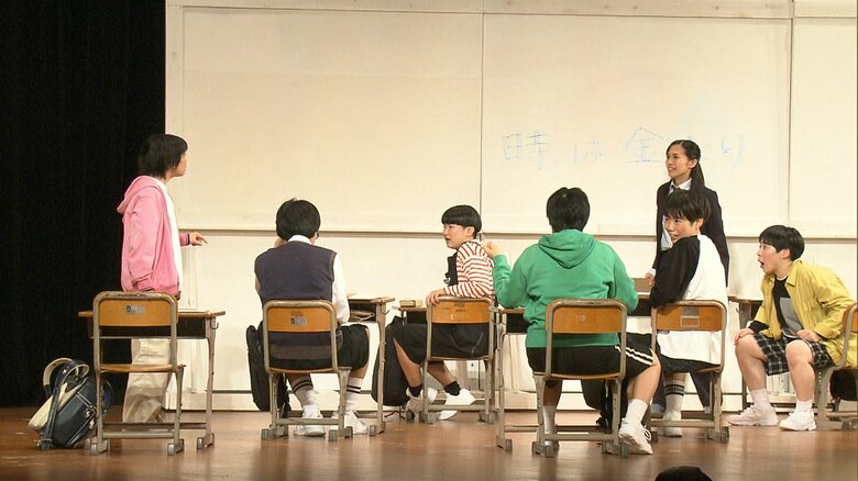 笑正（左端）は疑問を口にする