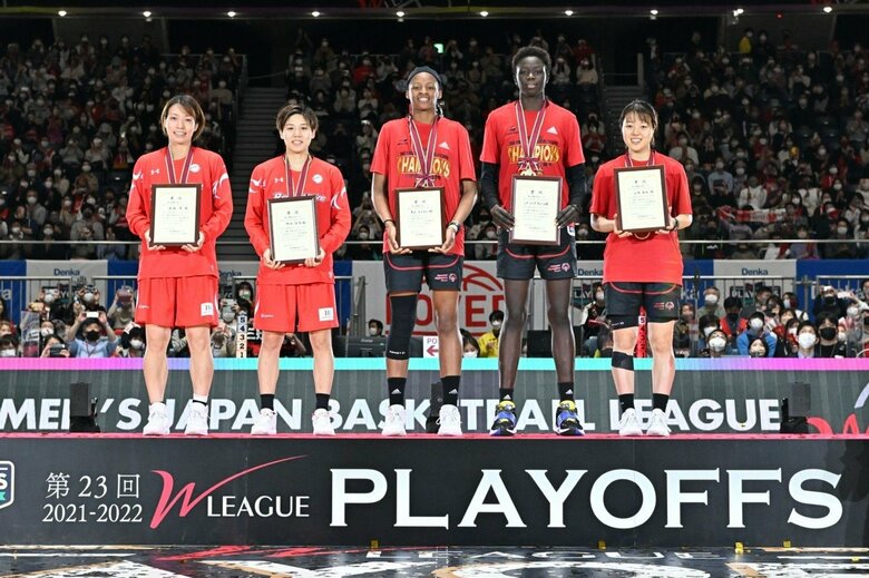 プレーオフベスト5（左から篠崎選手、町田選手、馬瓜選手、ソハナ選手、山本選手）