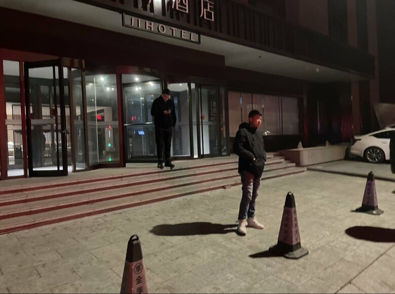 指定されたホテルの前では数人の男たちが待っていた