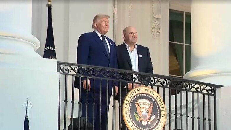 ホワイトハウスのバルコニーに現れたトランプ大統領とUFCのダナ・ホワイトCEO