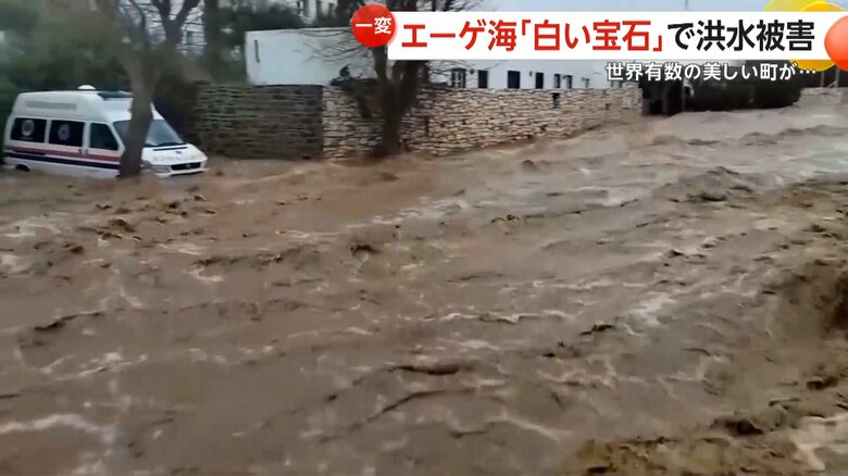 建物のすぐ目の前を勢いよく流れる茶色く濁った水