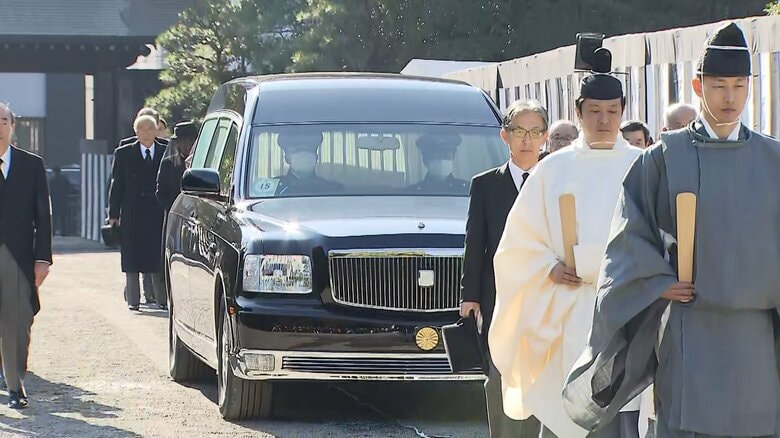 百合子さまの遺体を載せた車が豊島岡墓地に到着　11月26日