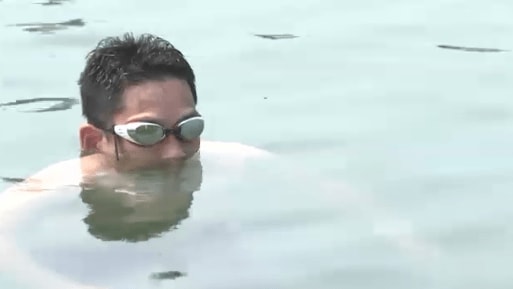 垂直の姿勢だと顔の半分が水に