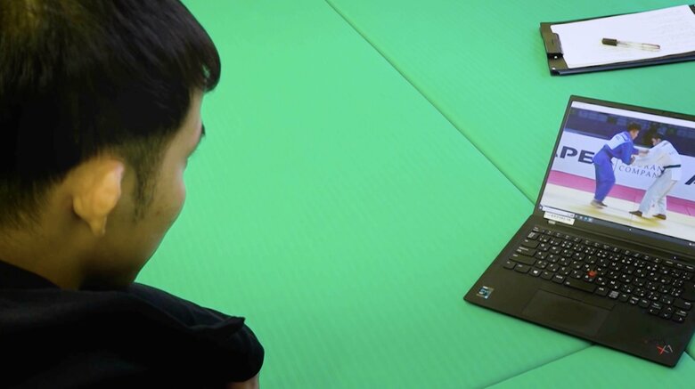 自身の試合を見ながら解説する高藤