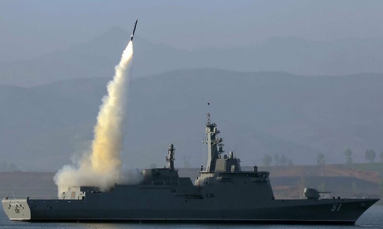 多目的駆逐艦「崔賢」から試験発射される北朝鮮の新型「超音速巡航ミサイル」