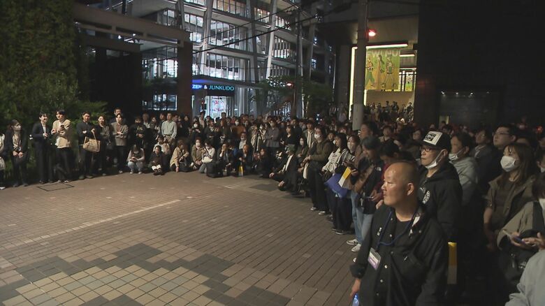 閉店後の梅田ロフトを取り囲んだ大勢の客　4月30日