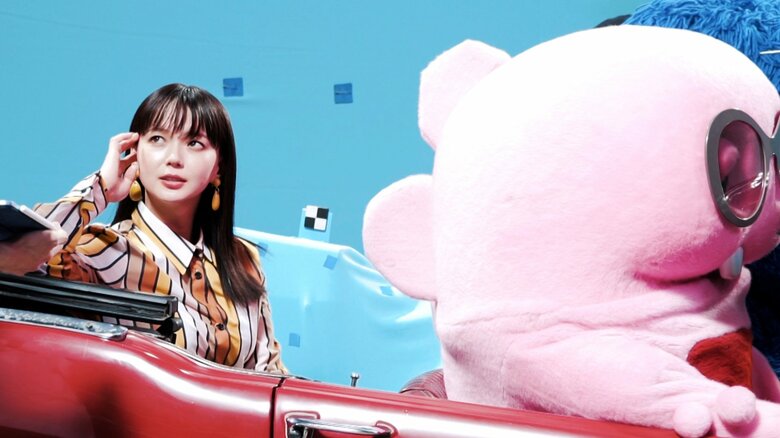 キリッとした表情で打ち合わせする多部未華子さんも…