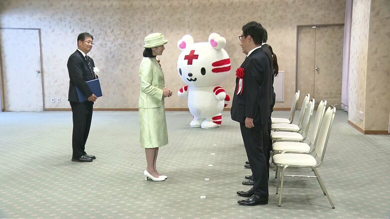 第61回献血運動推進全国大会の表彰者らと懇談される紀子さま