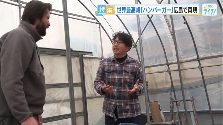 農業用ハウスの中で脇社長の説明を聞くクラウスさん