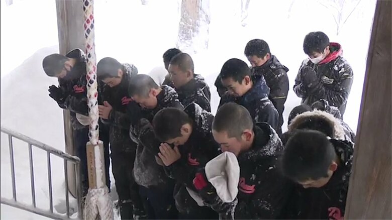 雪の中、初詣に訪れた只見高校野球部員たち
