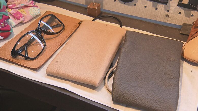 手作りの革製品も販売