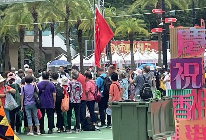 中国国旗を振って記念撮影する団体客の姿も