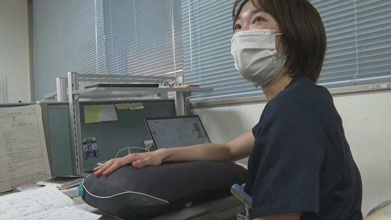 机の上には枕が