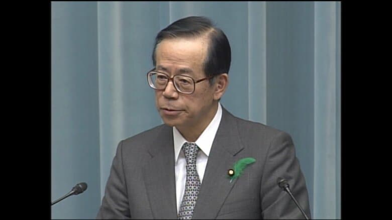 森喜朗内閣、小泉純一郎内閣で官房長官を務めた（2004年4月）