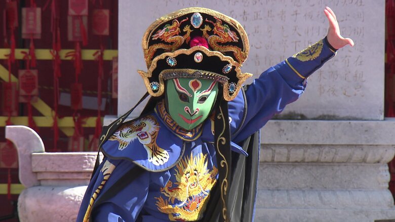 瞬時にお面が変わる「変面ショー」