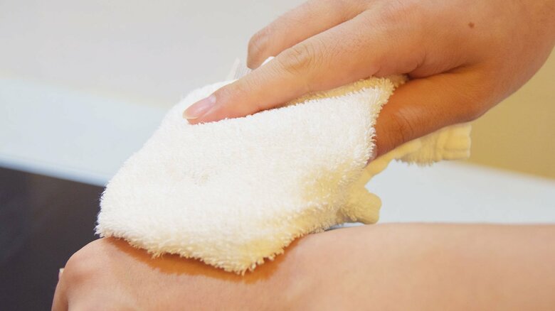 応急処置の際はタオルに包んで（特集班撮影）