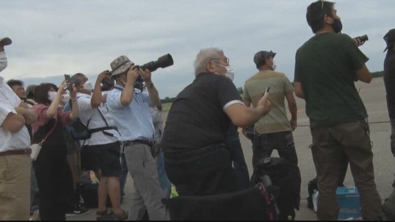 車いすから腰を浮かせる永原さん