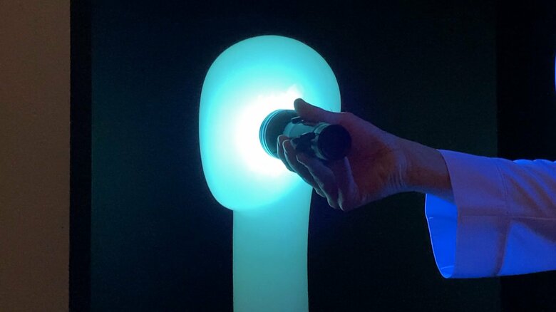 クリームによって紫外線が「肌に良い光」に変換され、光の色も紫から緑に