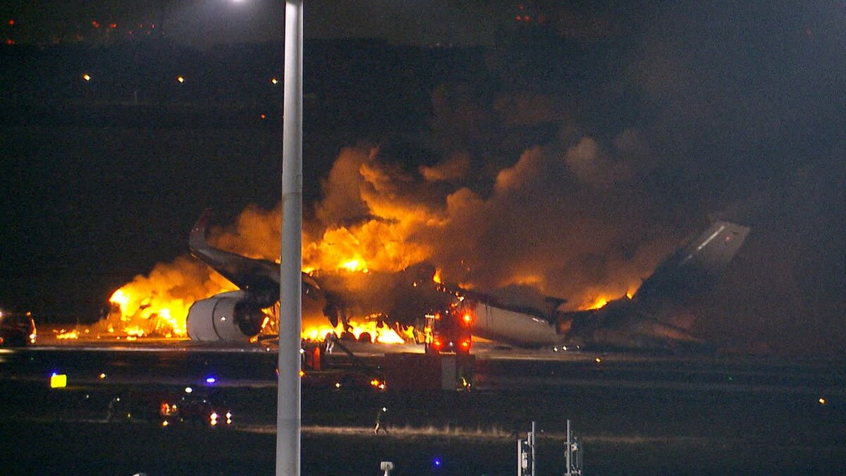 新千歳空港発JAL516便】幼児8人含む乗客乗員379人全員脱出 日本航空機