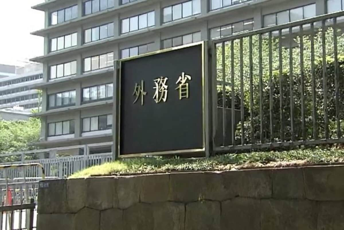 独自】銭湯で女性“盗撮”しようと…外務省職員の男（32）逮捕 裏口から侵入して“隙間”にスマホ差し込む｜FNNプライムオンライン