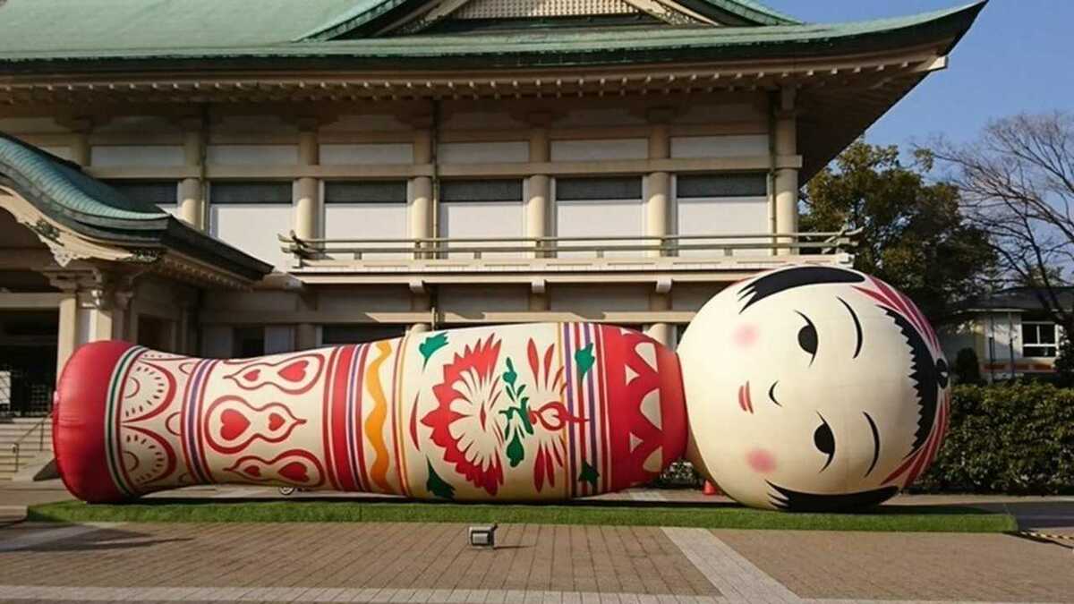 京都に12ｍ超「巨大こけし」現る！ でもなぜか寝転がってる…“謎展示”の