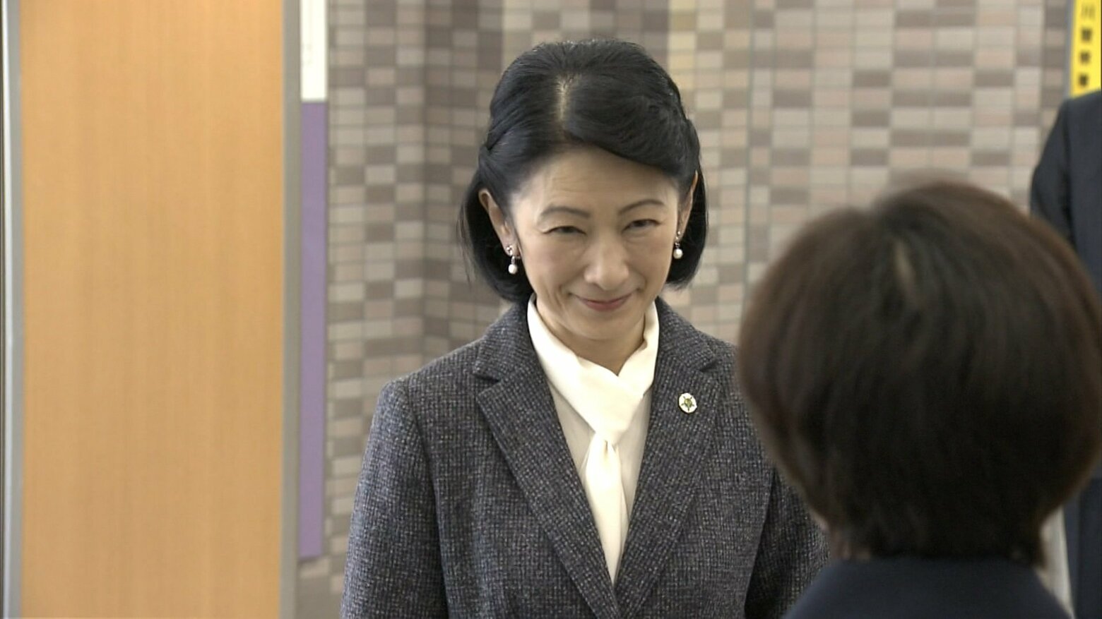 紀子さま胃腸の不調後初の単独公務「楽しみにしていました」子育て中の親子と触れ合い|FNNプライムオンライン