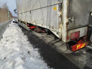 高速道路を走行中のトラックの左後輪から”ダブルタイヤ”脱落＿衝突事故やケガ人なしも路面が削れる被害＿60代ドライバー「11月上旬に自分で冬タイヤに交換した」警察が注意を呼びかけ〈北海道森町〉