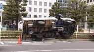 ガラス積んだトラックが横転…男性1人けが　積み荷を下ろす作業中に　りんかい線品川シーサイド駅前　