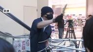 イオンモールで無差別殺傷事件を想定した訓練　暴れる犯人をカートで追い込み”さすまた”で取り押さえ