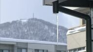 【大雪から一転】北海道に春の陽気…札幌は5℃まで上昇し“3月中旬並み”の暖かさに―道路ザクザク・屋根からは雪庇も「雪がしまっているので固くて重い」スケート場は臨時休業に