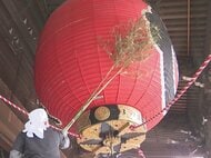 新年は72年ぶりの御開帳…豊川稲荷で年末恒例の大すす払い 僧侶や職員約110人が本殿で仏具などを掃除
