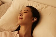 「温かい耳栓」新発想の“安眠グッズ”に大反響…耳を温めると眠くなる理由を小林製薬に聞いた
