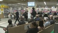 市役所は手続きの市民で混雑！健康保険証が全て期限切れに　12月2日からは「マイナ保険証」の利用が原則に